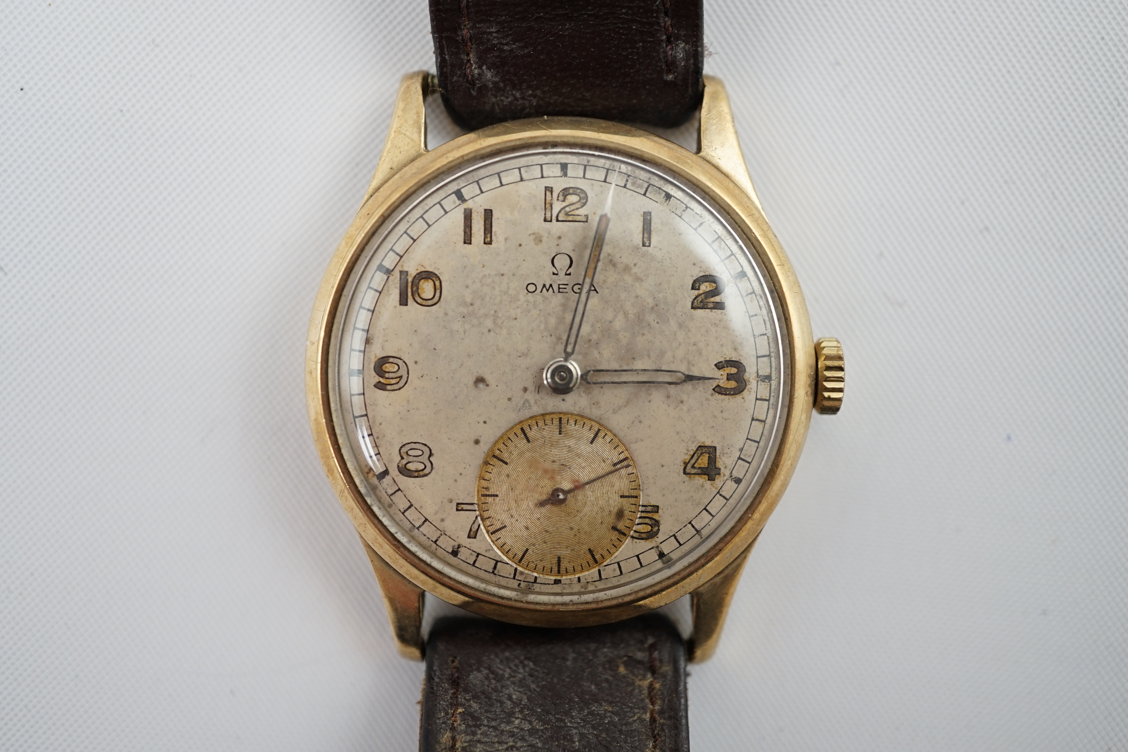 A gentleman's early 1940's 9ct gold Omega manual wind wrist watch